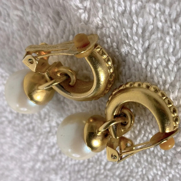 Vintage Gold Tone W Faux Pearls Clip On Earrings - Picture 5 of 9